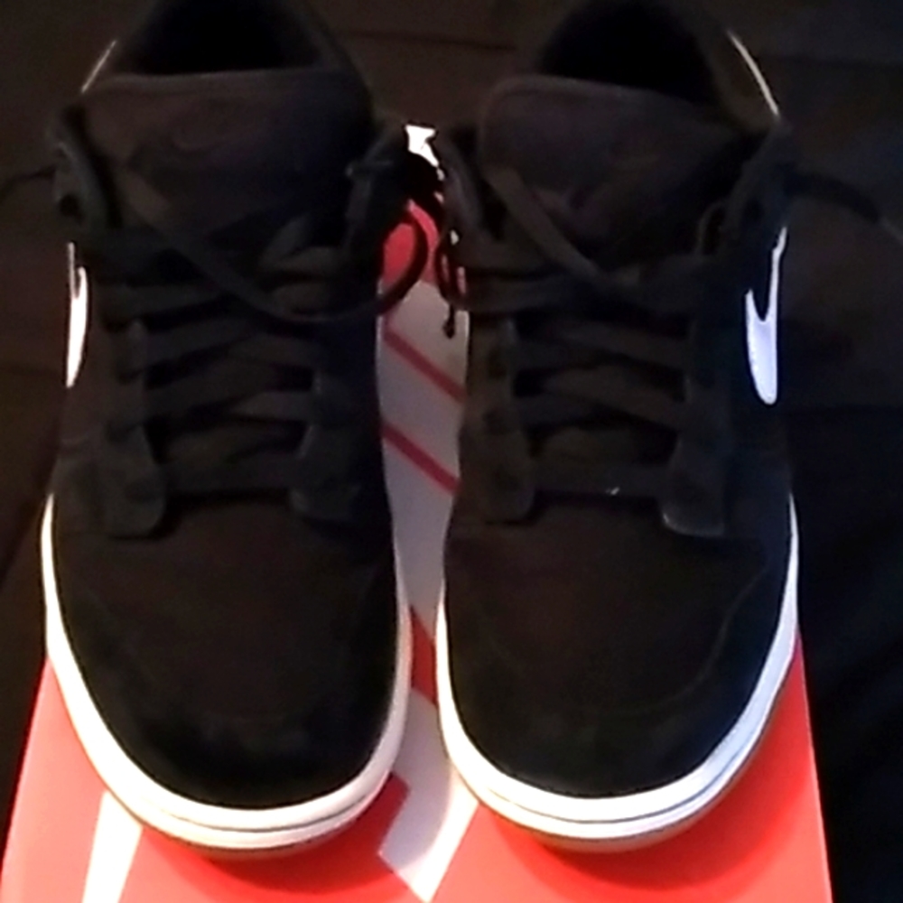 Mens Nike SB Zoom Dunk Low Pro Black - Picture 3 of 13
